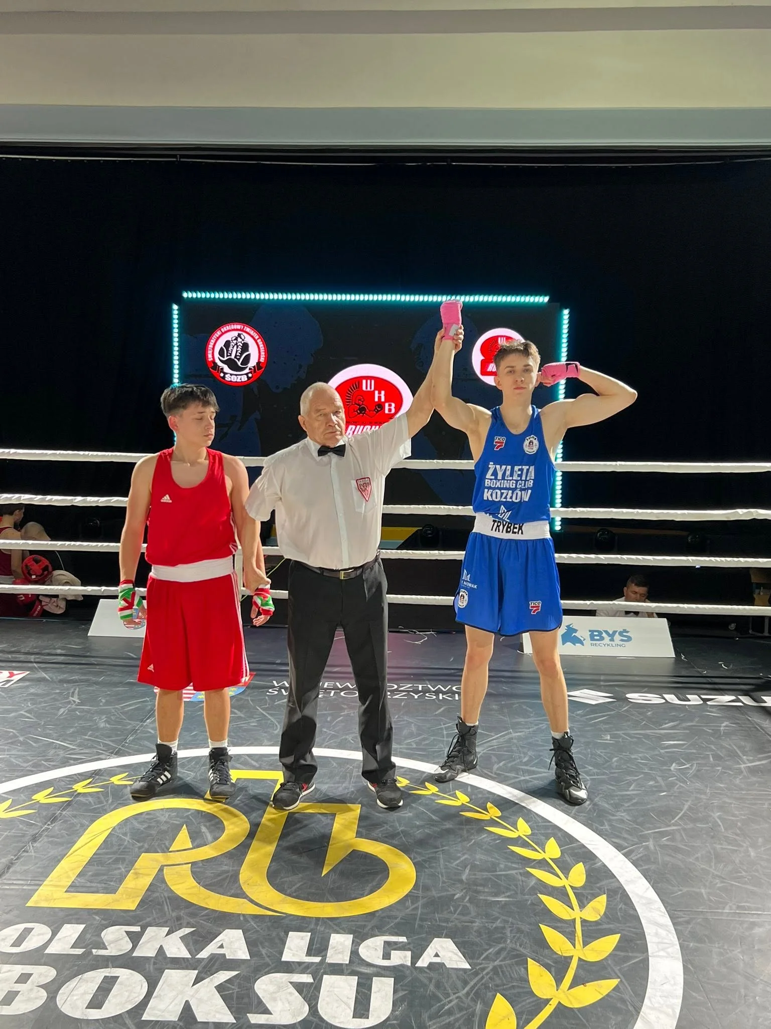Zawodnik Żylety Boxing Club Kozłów z podniesioną ręką po wygranej walce na ringu